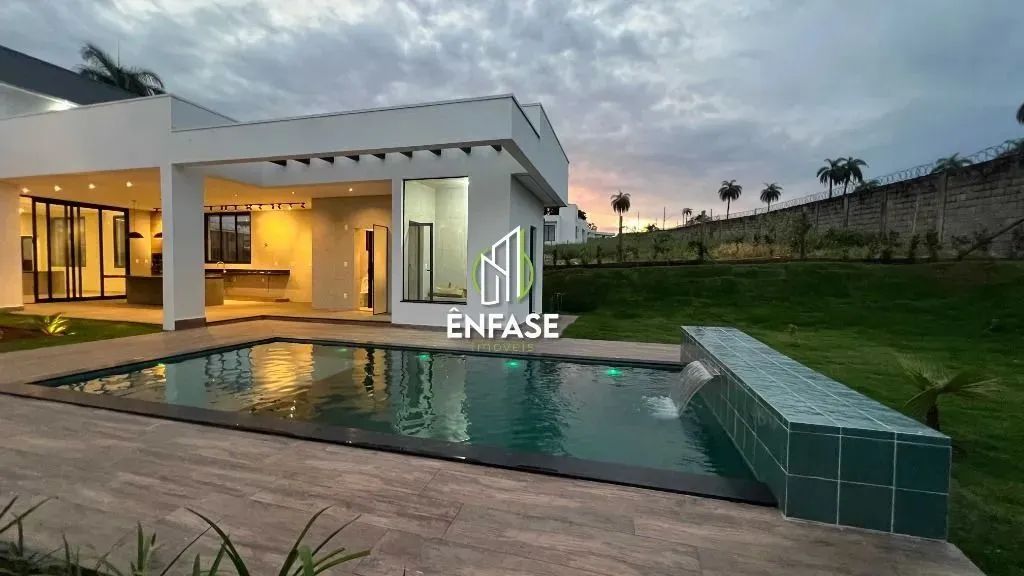 Casa com suíte com closet e 2 semi suíte e piscina aquecida no Condomínio Morada do Sol em