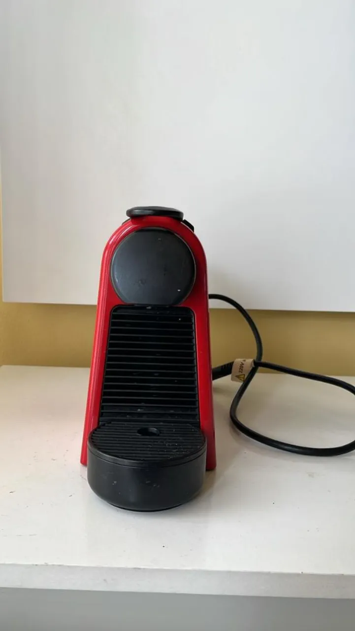 Cafeteira Nespresso Essenza Mini Vermelha