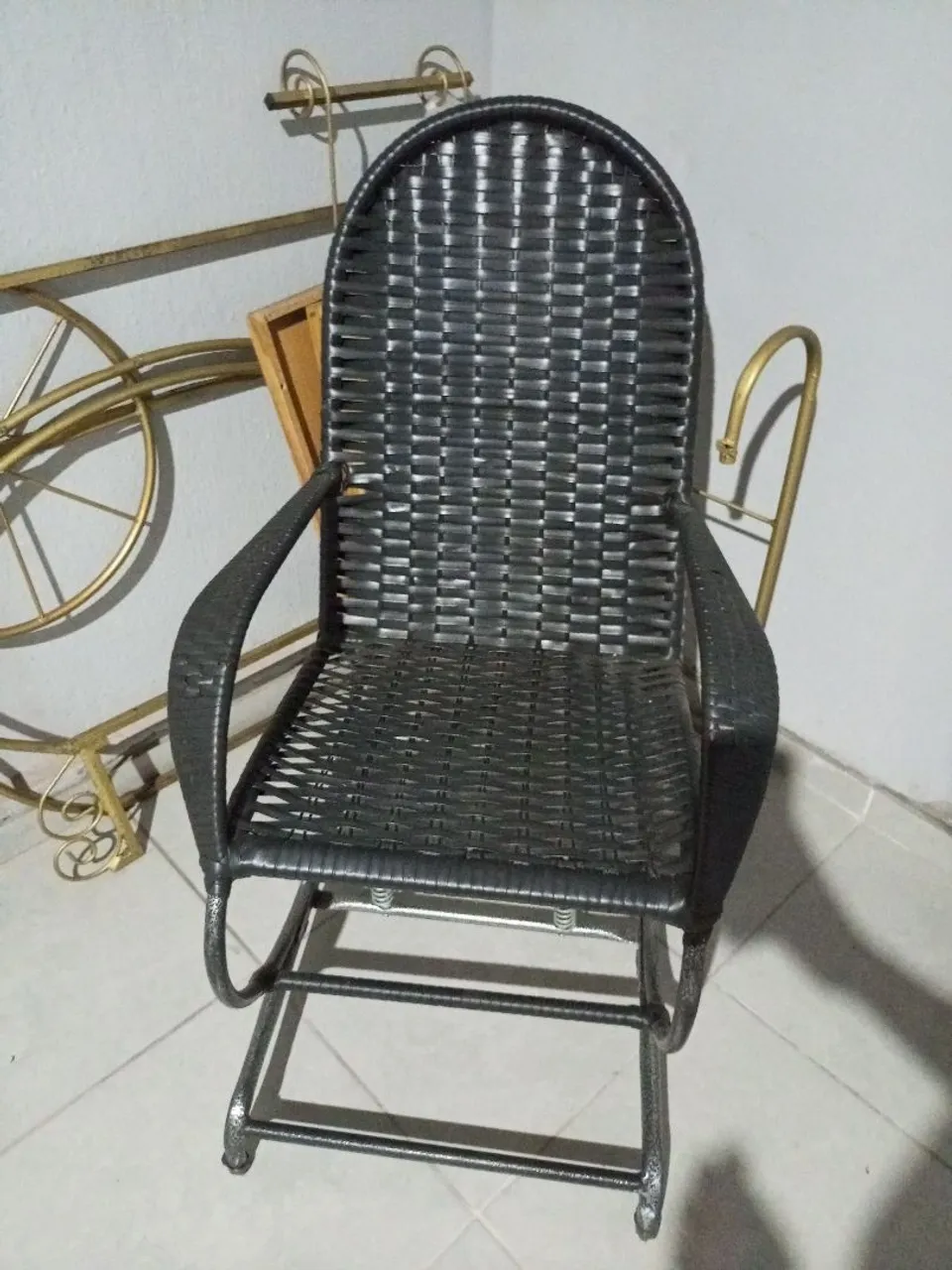 Cadeira de balanço preta em vime