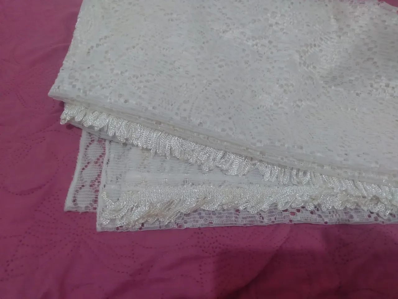 Toalha de mesa quadrada em renda branca