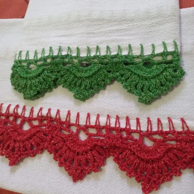 Panos de prato com acabamento em crochê.