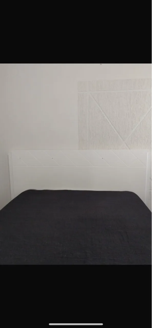 Cabeceira de cama branca moderna vai até o chão, sem marcas de uso