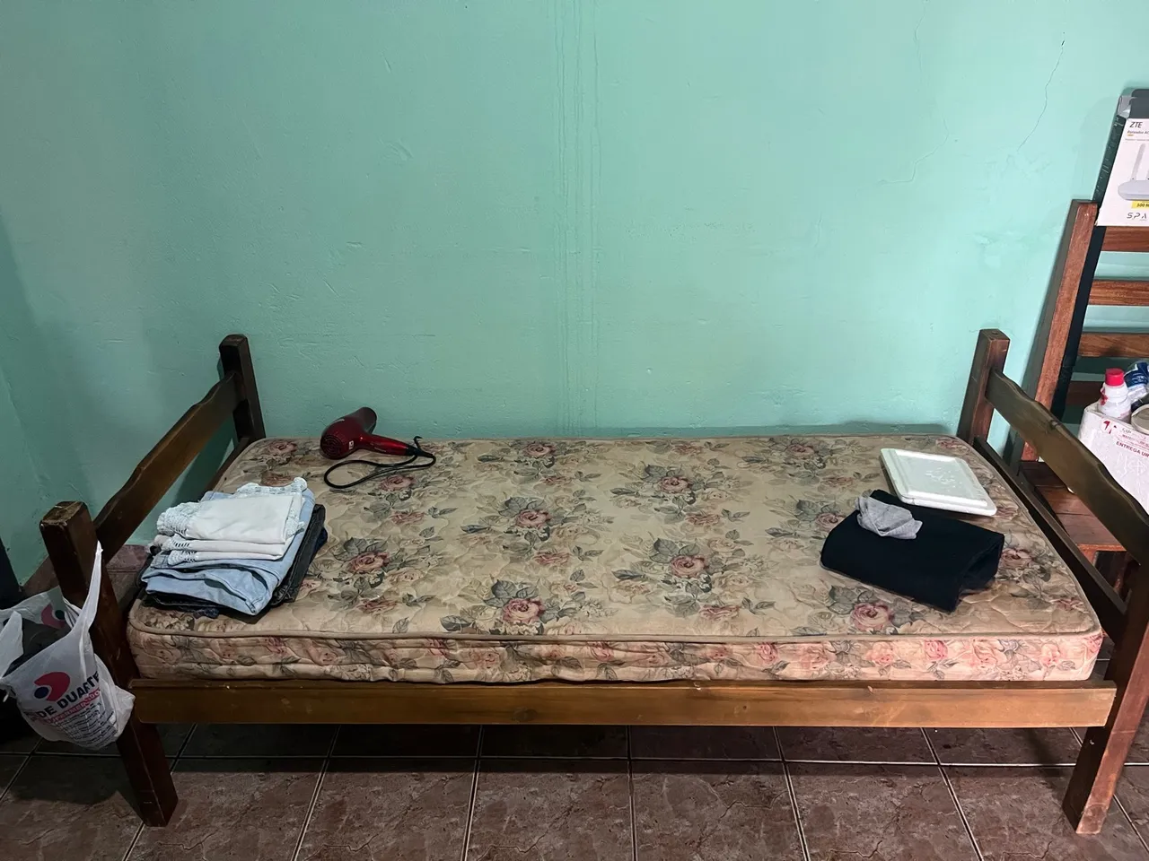 Cama de solteiro com colchão