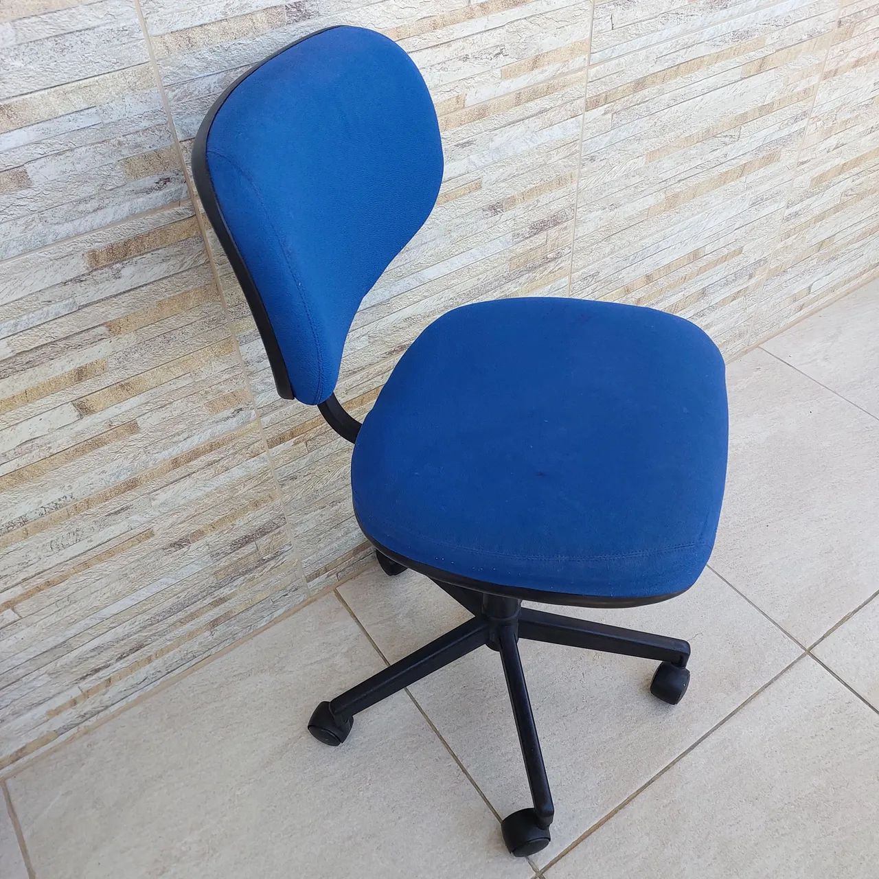 Cadeira escritorio azul - Foto 2