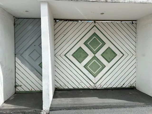 Portão de madeira maracatiara completo com trilhos e rodanas. 