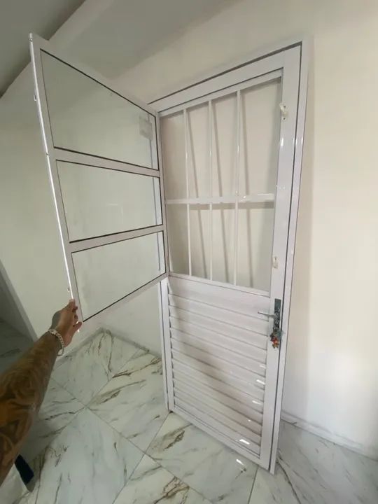 Porta de Alumínio com Grade - Foto 4