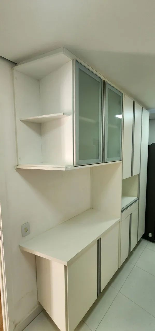 Armário de Cozinha Branco com Portas de Vidro