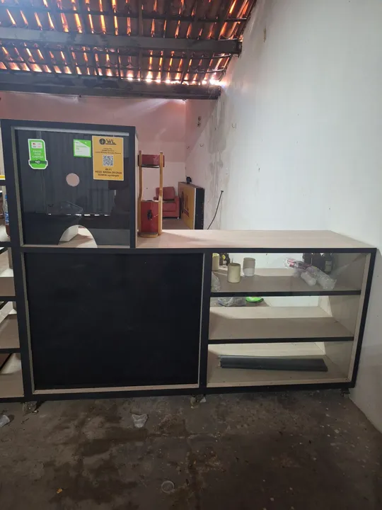 Estante de Madeira com Prateleiras e caixa de bar ou conveniência
