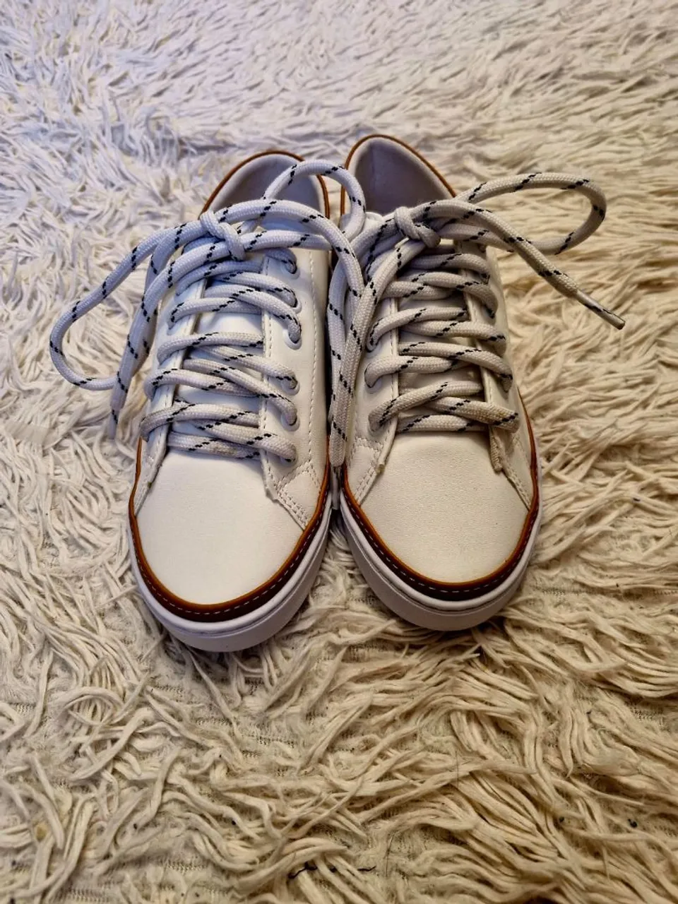 Tênis branco com detalhes em marrom