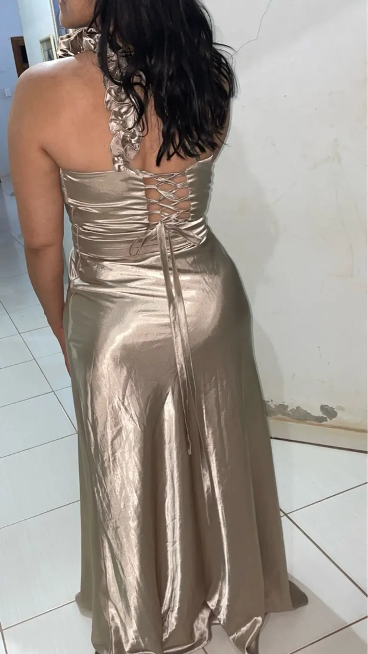 Vestido Longo Dourado com Detalhe nas Costas
