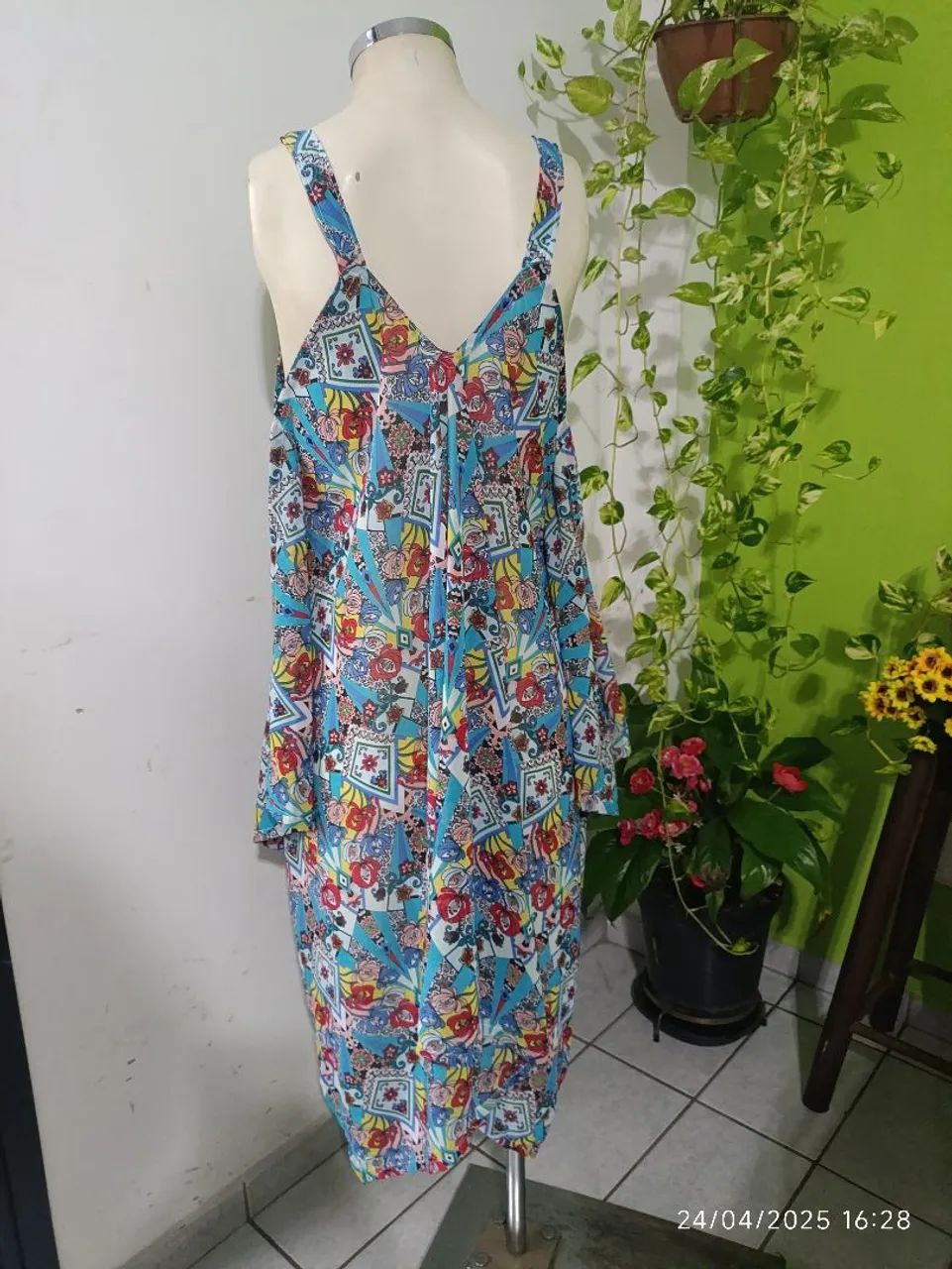 Saída de praia estampado azul e floral. - Foto 4
