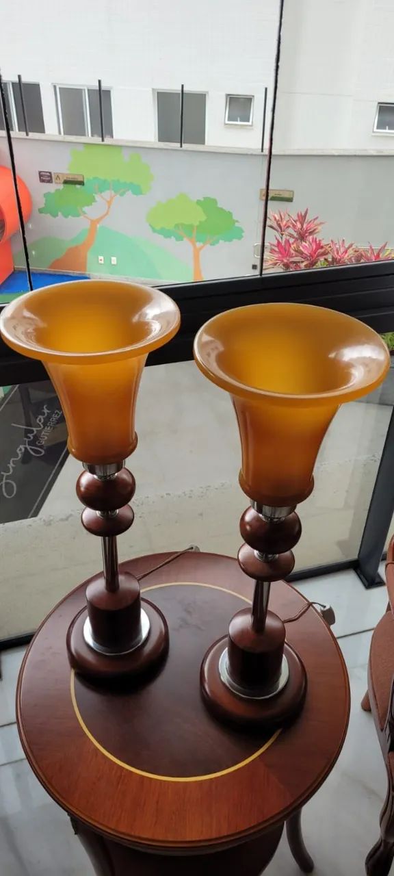 Abajur Exclusivo - Design Premium em Metal, Madeira Maciça e Resina