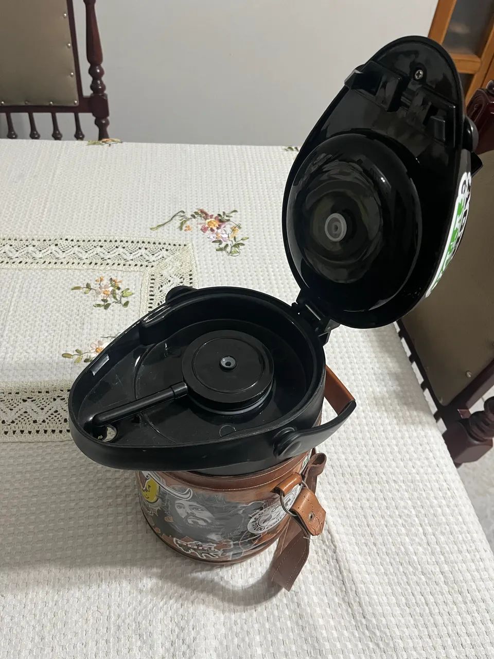 Garrafa térmica 2,5L, repleta de adesivos e personalizada a couro! - Foto 2