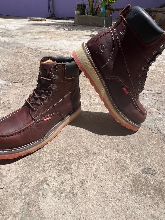 Botas de Couro Marrom