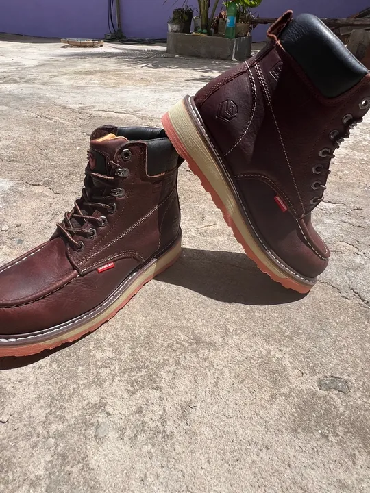 Botas de Couro Marrom