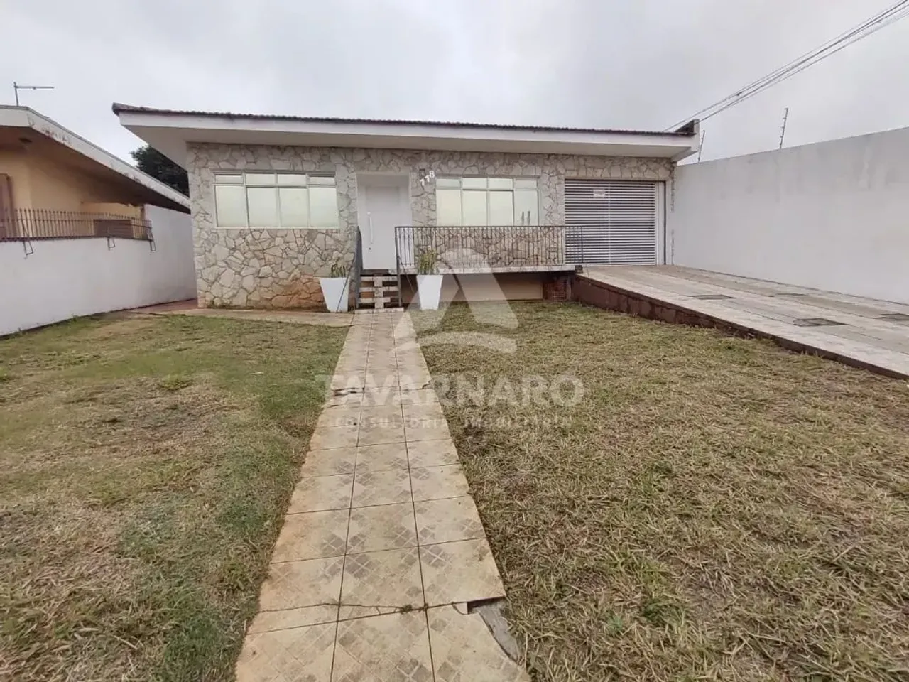Casa com 3 Dormitórios e Suíte no Bairro Oficinas!