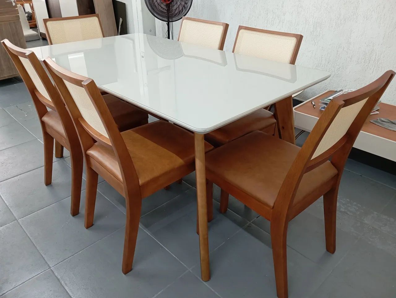 Mesa com cadeiras de madeira maciça moderna e atual  - Foto 4
