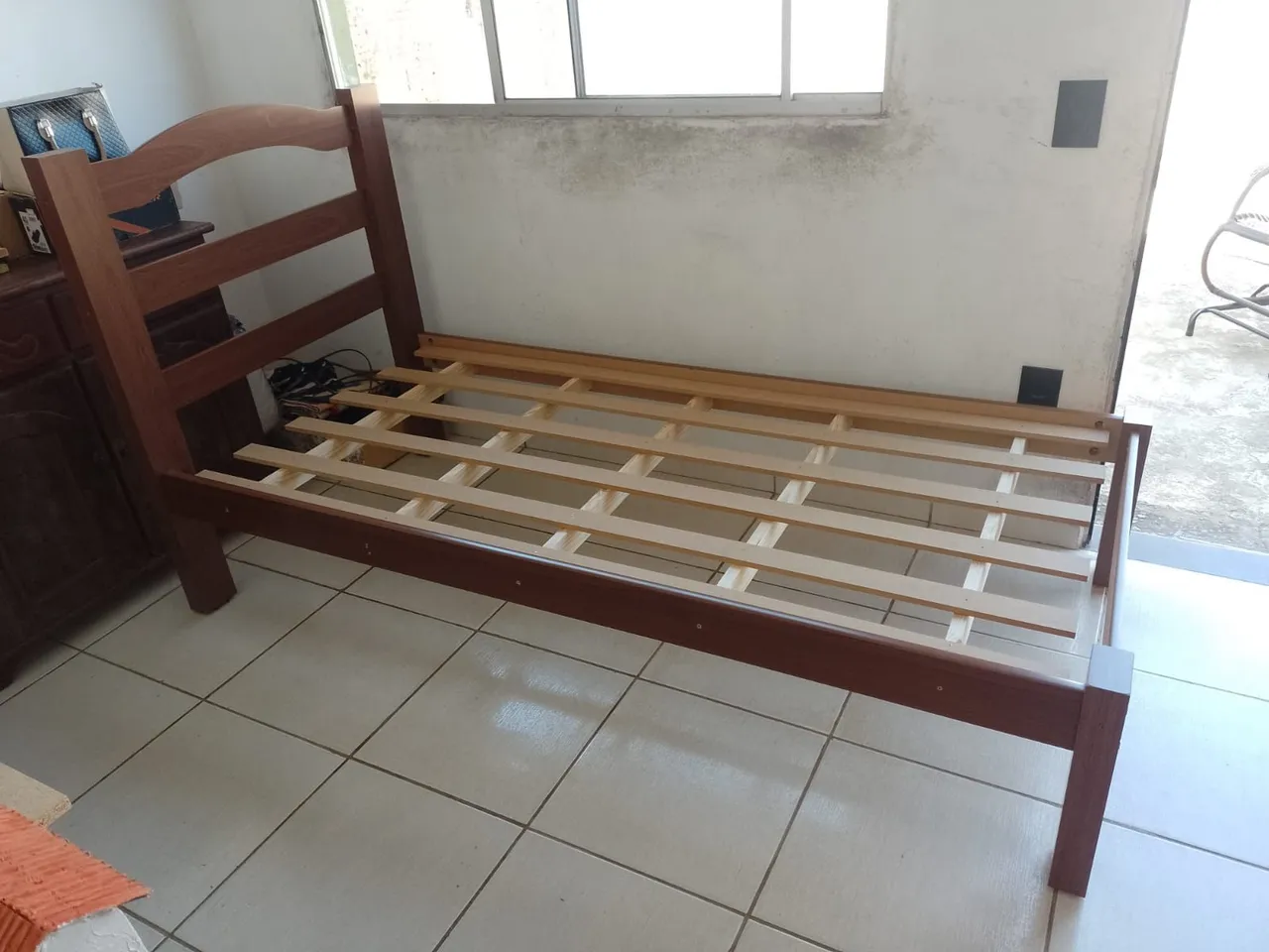 Cama de Solteiro de Madeira