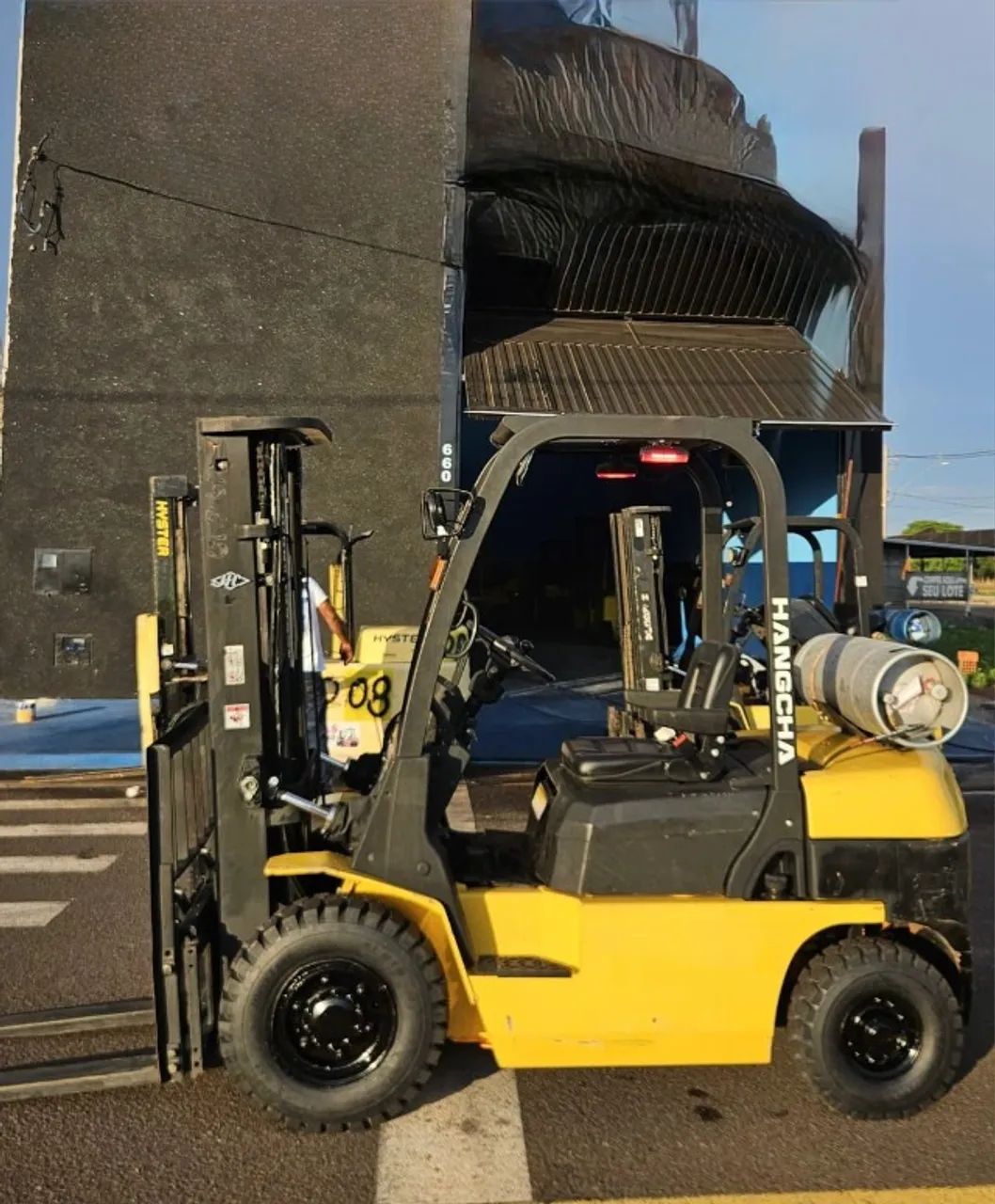 EMPILHADEIRA HANGCHA MODELO : CPQD25 ANO : 2017 COMBUSTIVEL:GLP TORRE : TRIPLEX 4,7 MTRS - Foto 2