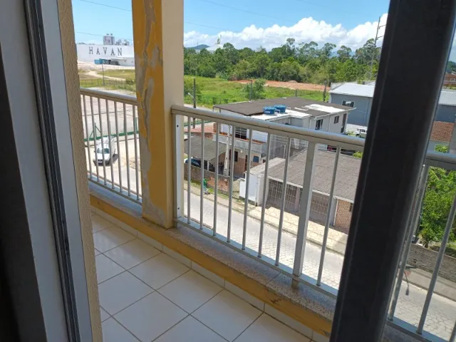 Alugo quarto mobiliado para moças