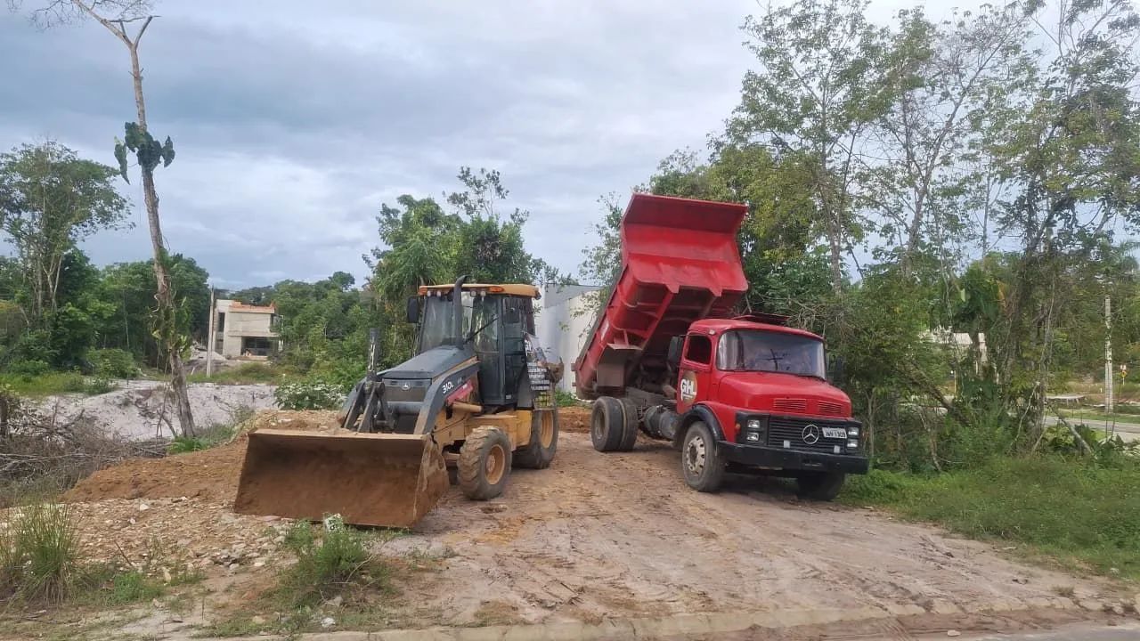 Serviços com retroescavadeira e caçambas