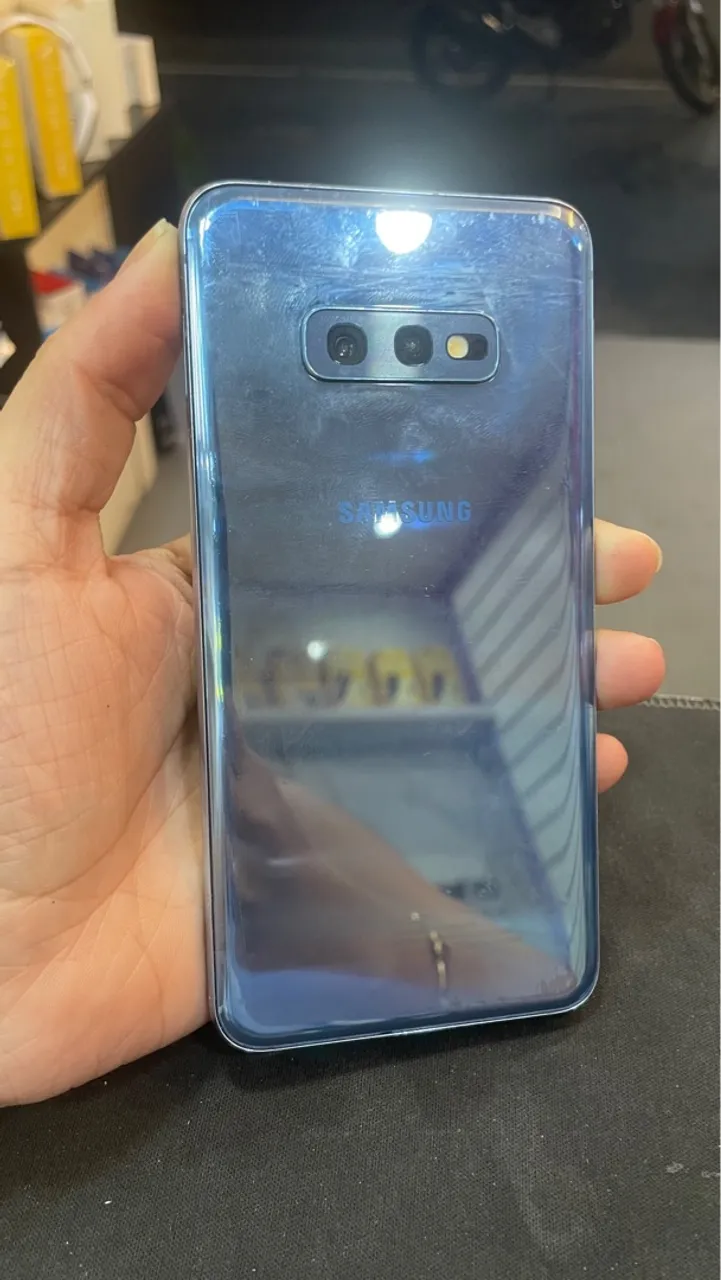 Samsung S10e com detalhe