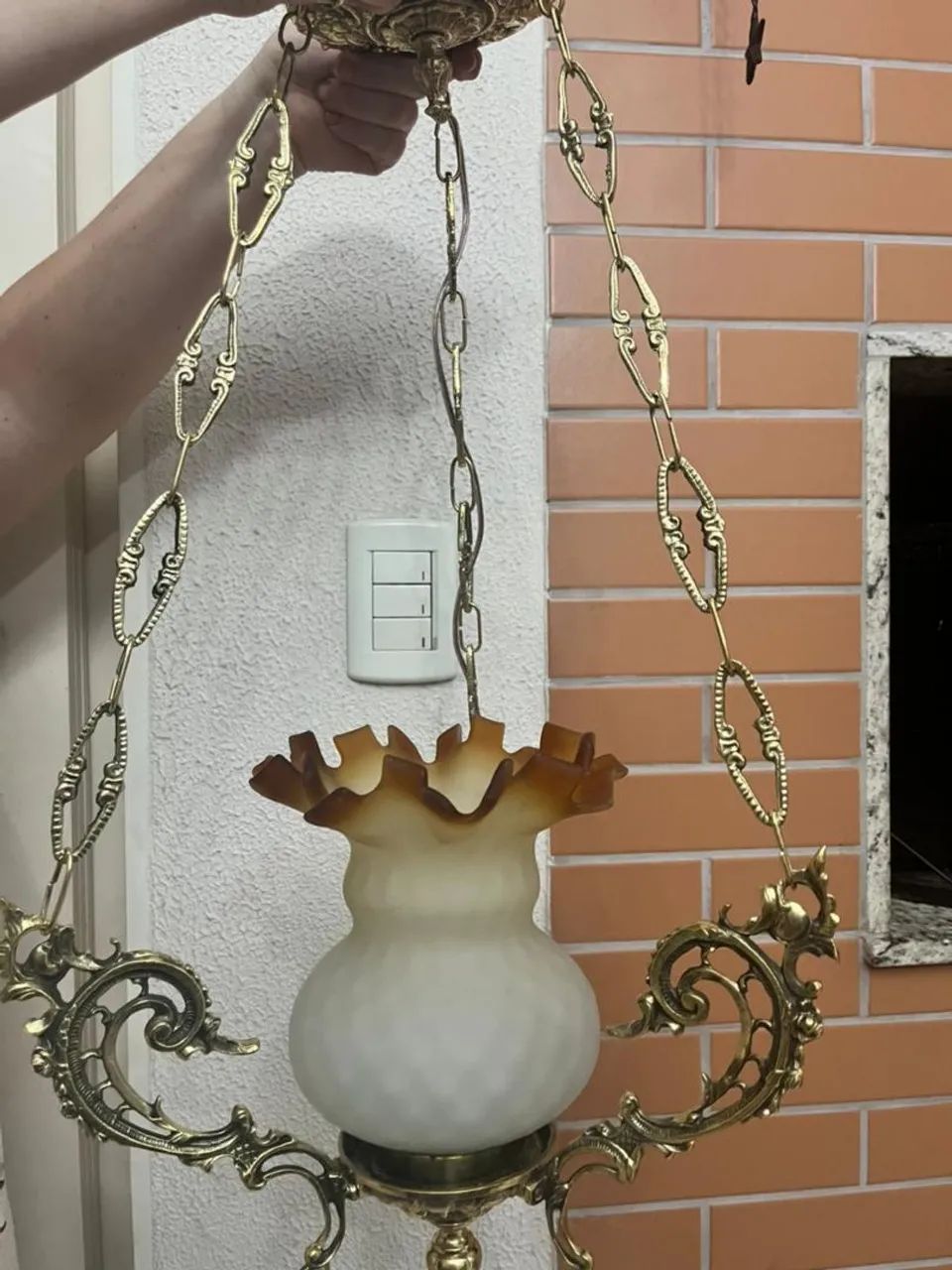 Lustre antigo em bronze maciço com cupula fosca com bordas degradê - Foto 3