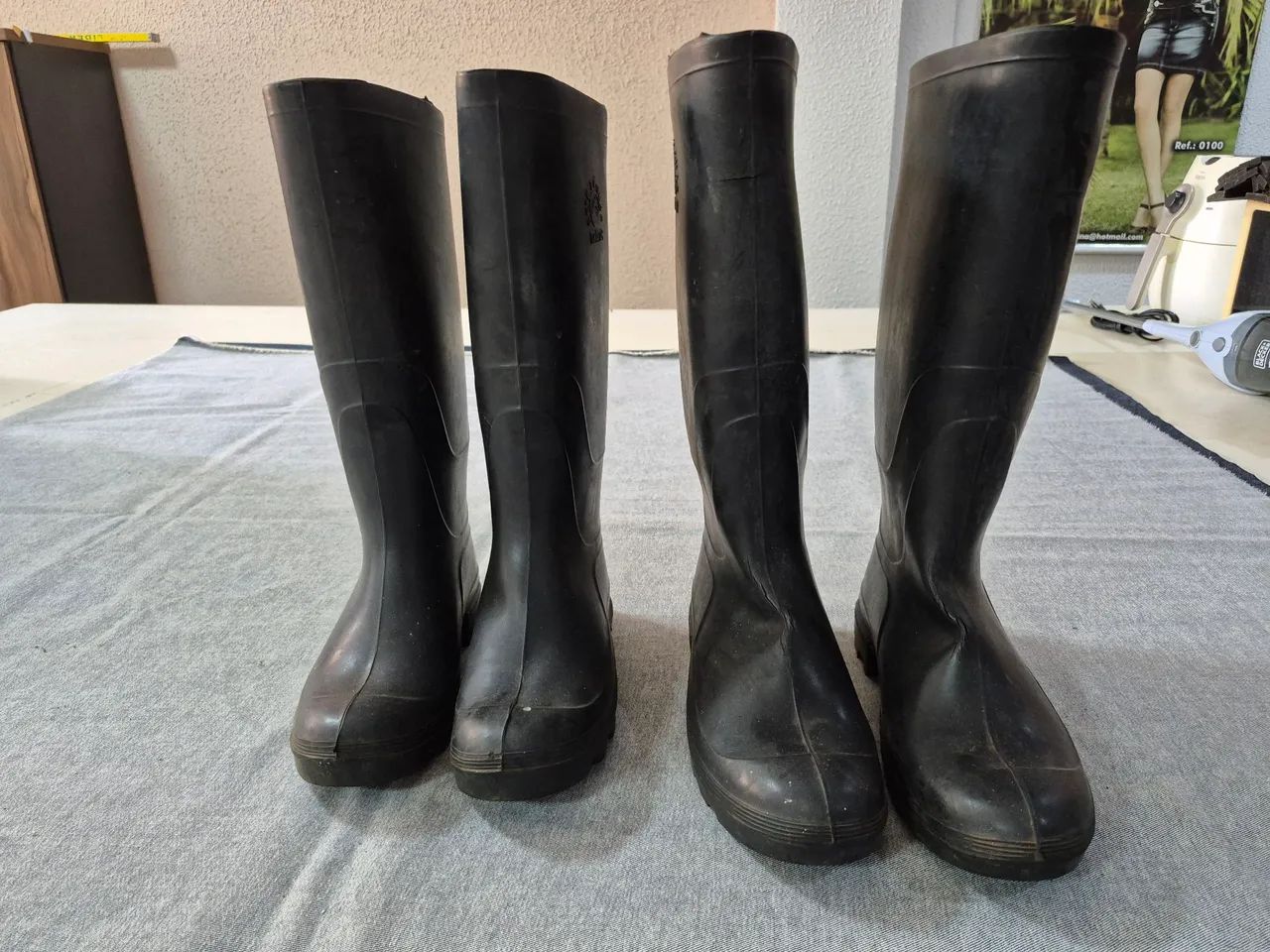 Dois pares de botas, numeração 42 e 37.