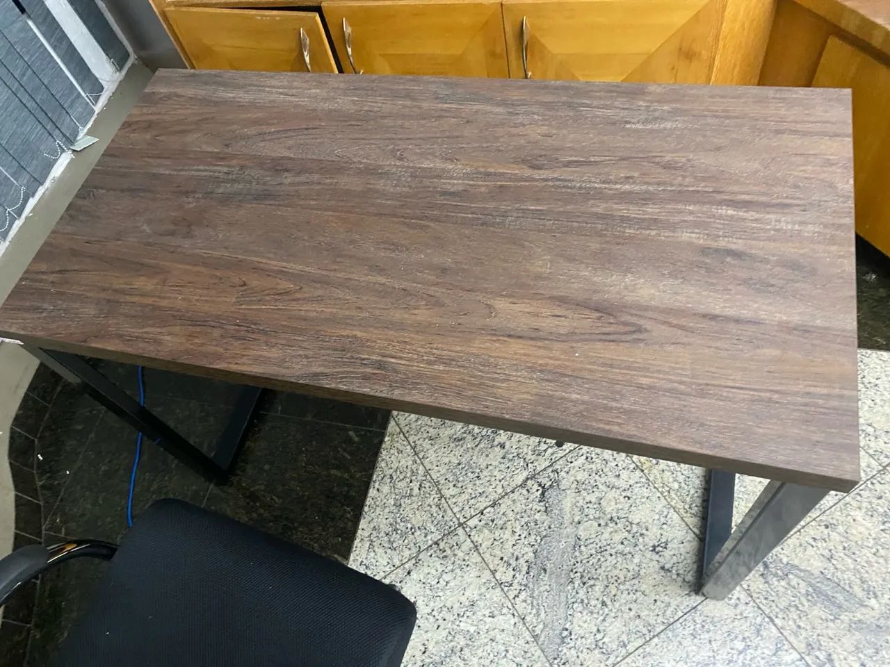 Mesa de Escritório em Madeira com Pernas de Aço - Foto 4