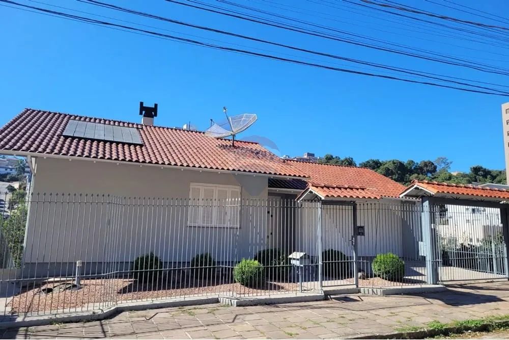 Casa com 3 pavimento, com piscina, salão Festas excelente área de lazer. - Foto 2