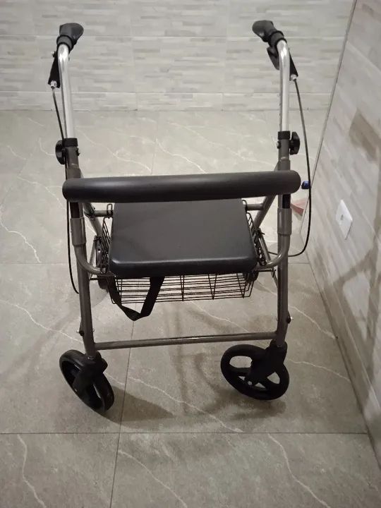 Andador com assento e cesta - Foto 2