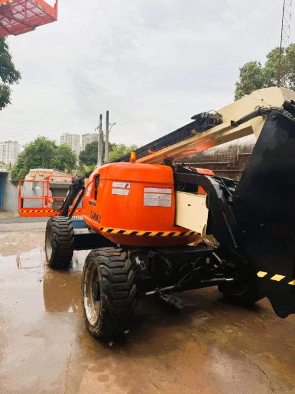 Plataforma Elevatoria Articulada Diesel - 20 metros - JLG 600AJ - Ano 2010 - Foto 4