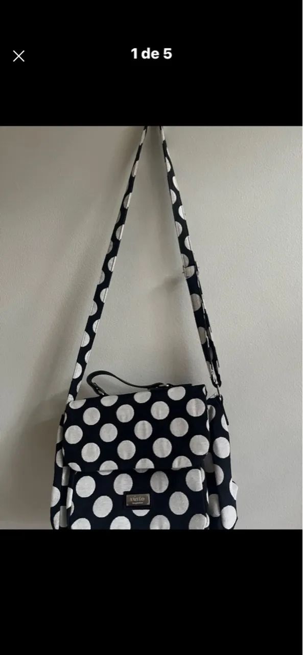 Bolsa de ombro preta com bolinhas branca, da Imaginarium.