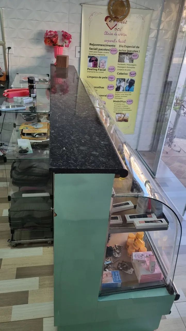 Balcão usada 2metro  com vidros  - Foto 2