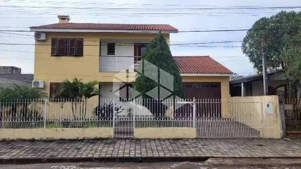 Sobrado 03 quartos 01 suíte, 03 banheiros, quintal com piscina