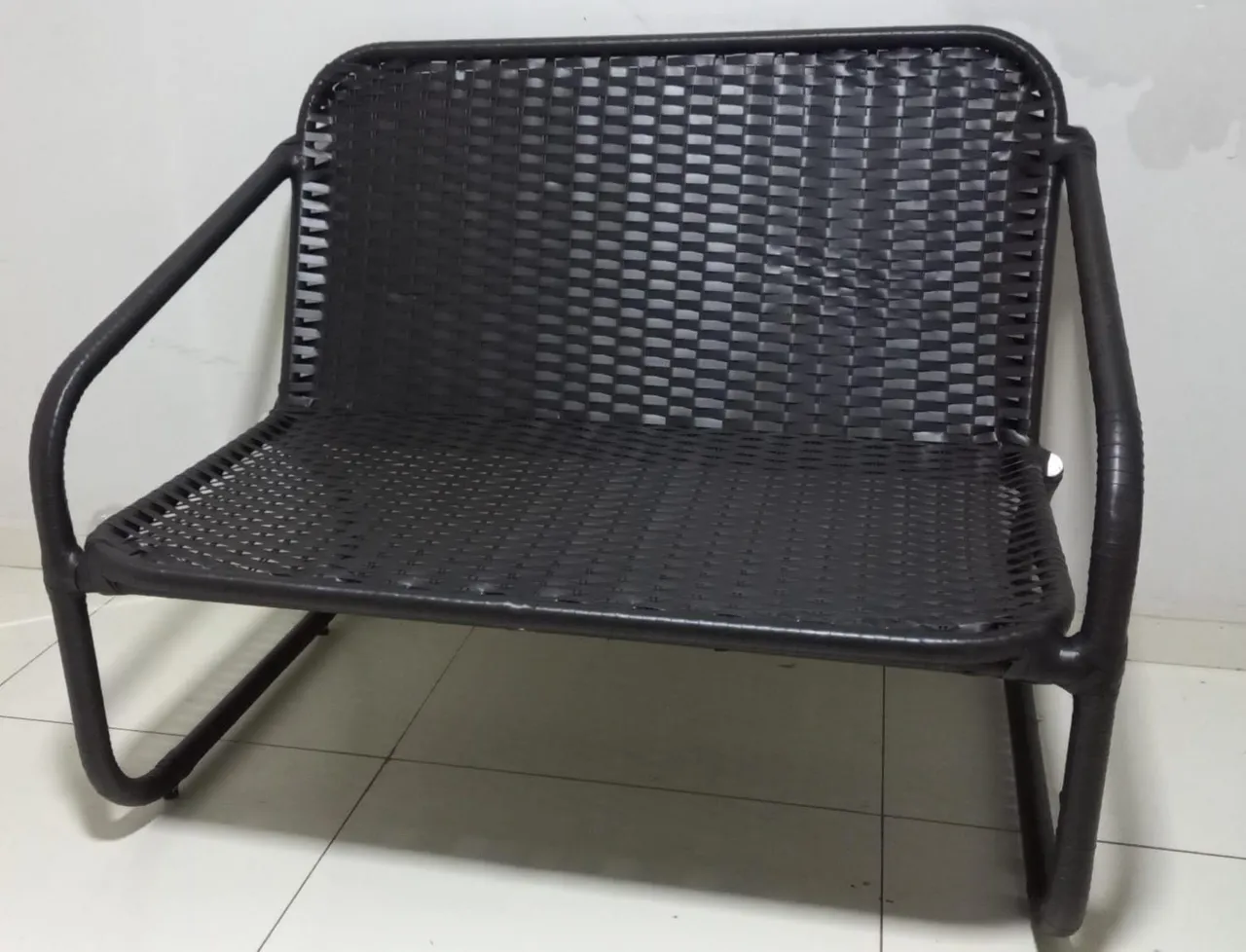 Sofá de 2 lugares em fibra sintética