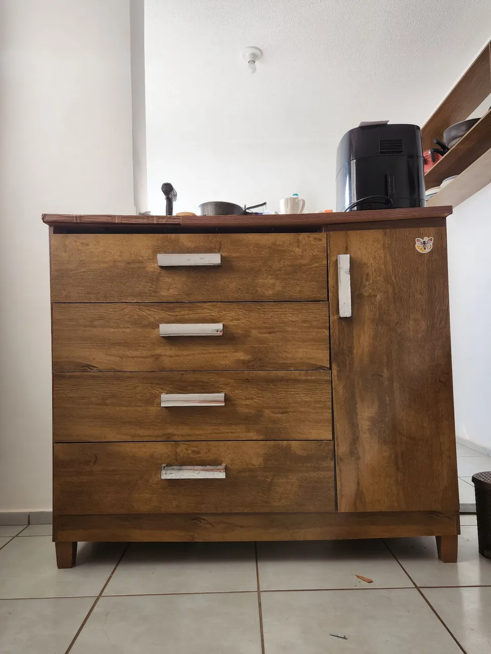 Cômoda de Madeira com Gavetas e Porta Lateral