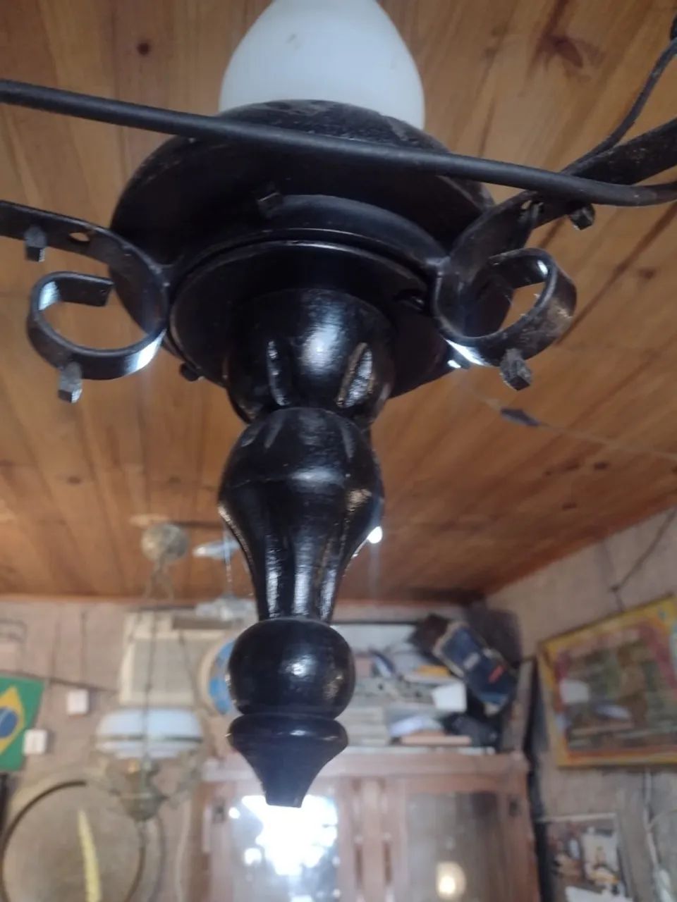 Antigo lustre rústico de madeira e ferro.  - Foto 4