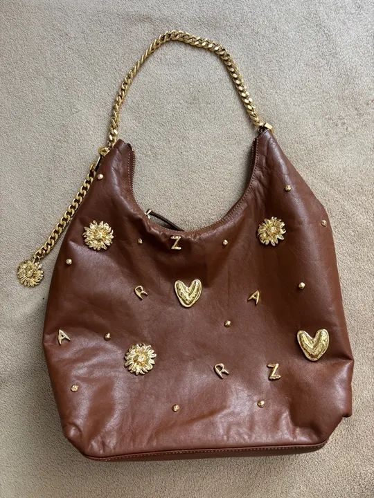 Bolsa de Ombro Marrom com Detalhes Dourados