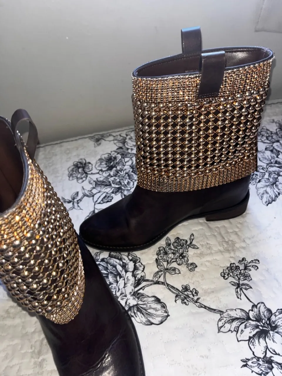 Botas de cano curto com detalhes em dourado