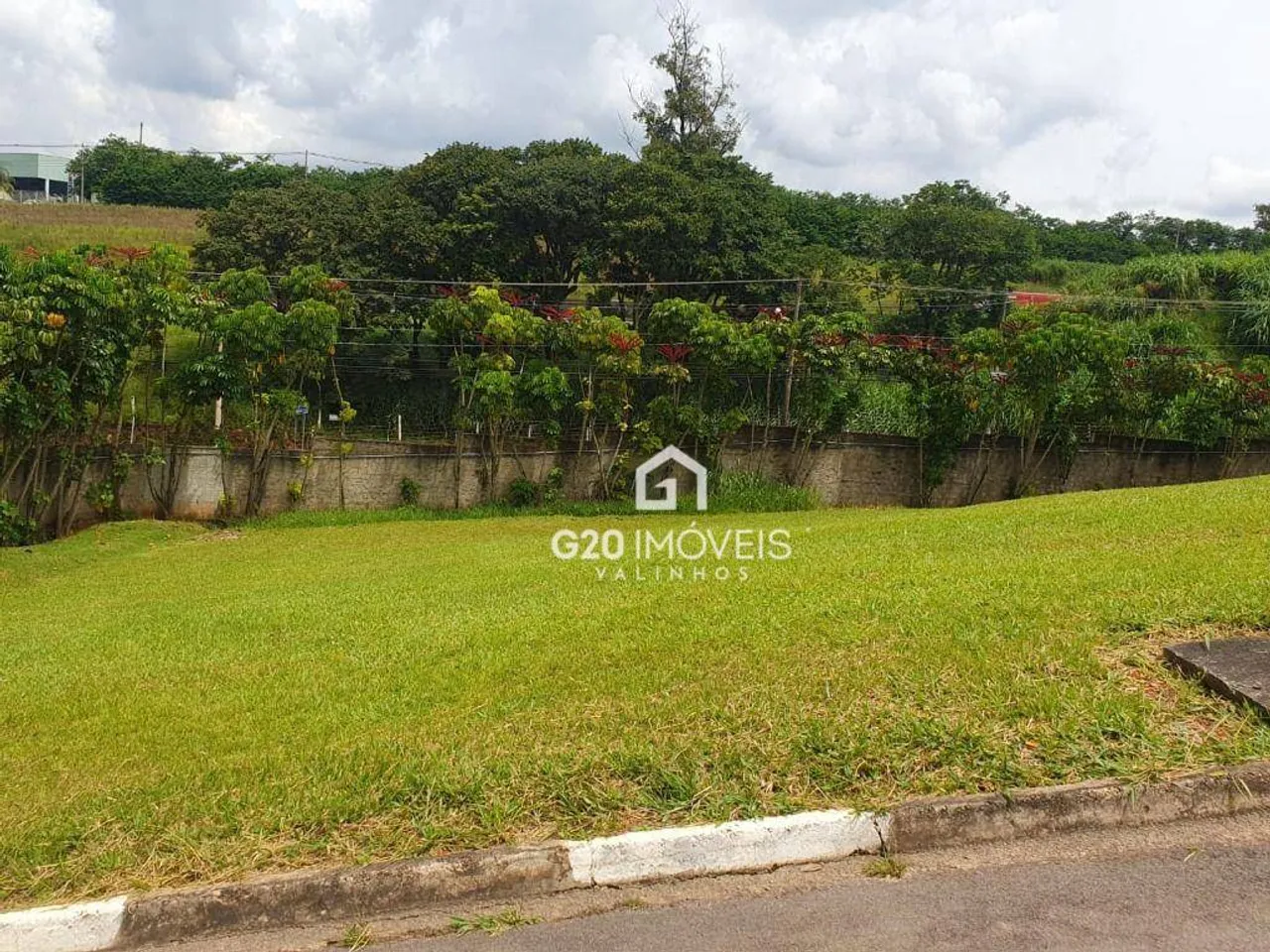 Terreno à venda, 1000 m² por R$ 700.000,00 - Condomínio Villa Lombarda - Valinhos/SP