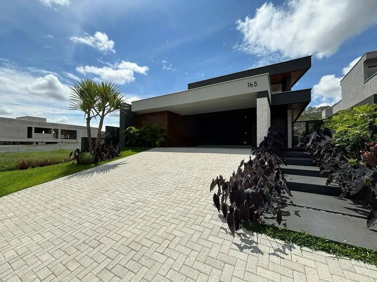 CASA LINEAR COM 4 SUITES E PISCINA AQUECIDA COM CASCATA.