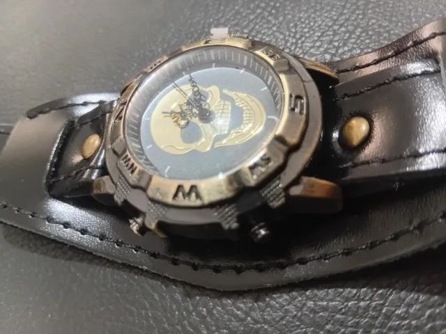 Relógio Caveira com pulseira de couro sintético - Foto 5