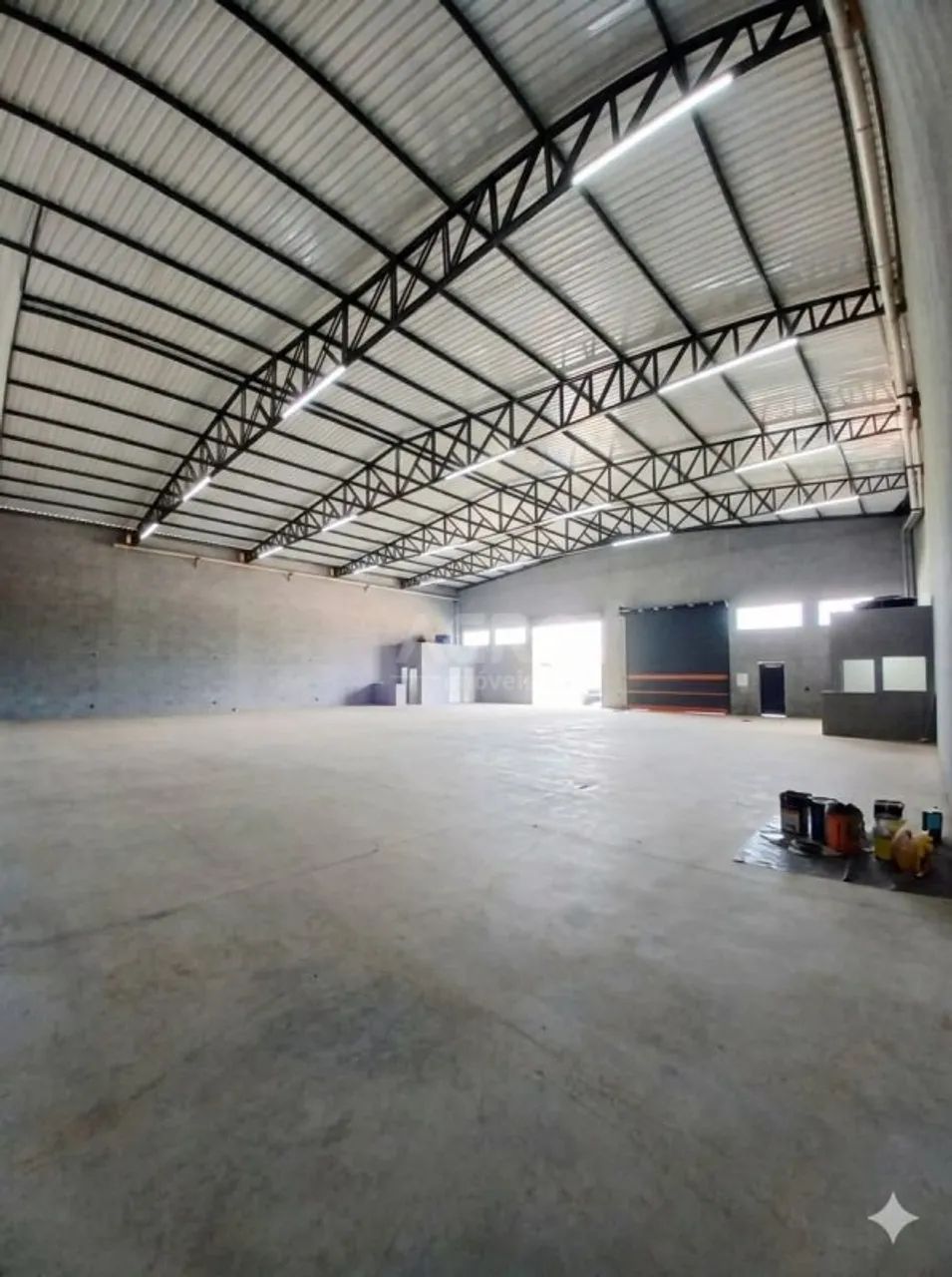 Barracão com 600 m², 8 metros de pé direito