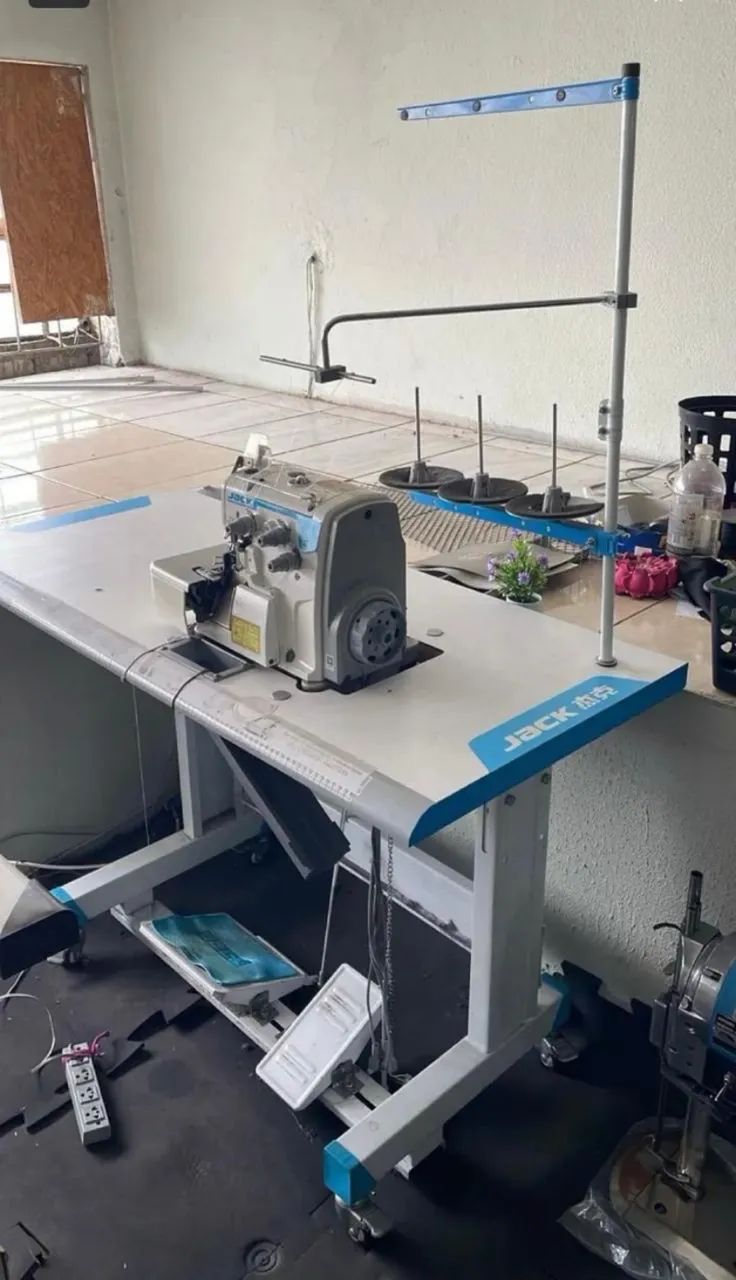 Máquina Overlock Direct Drive Jack 