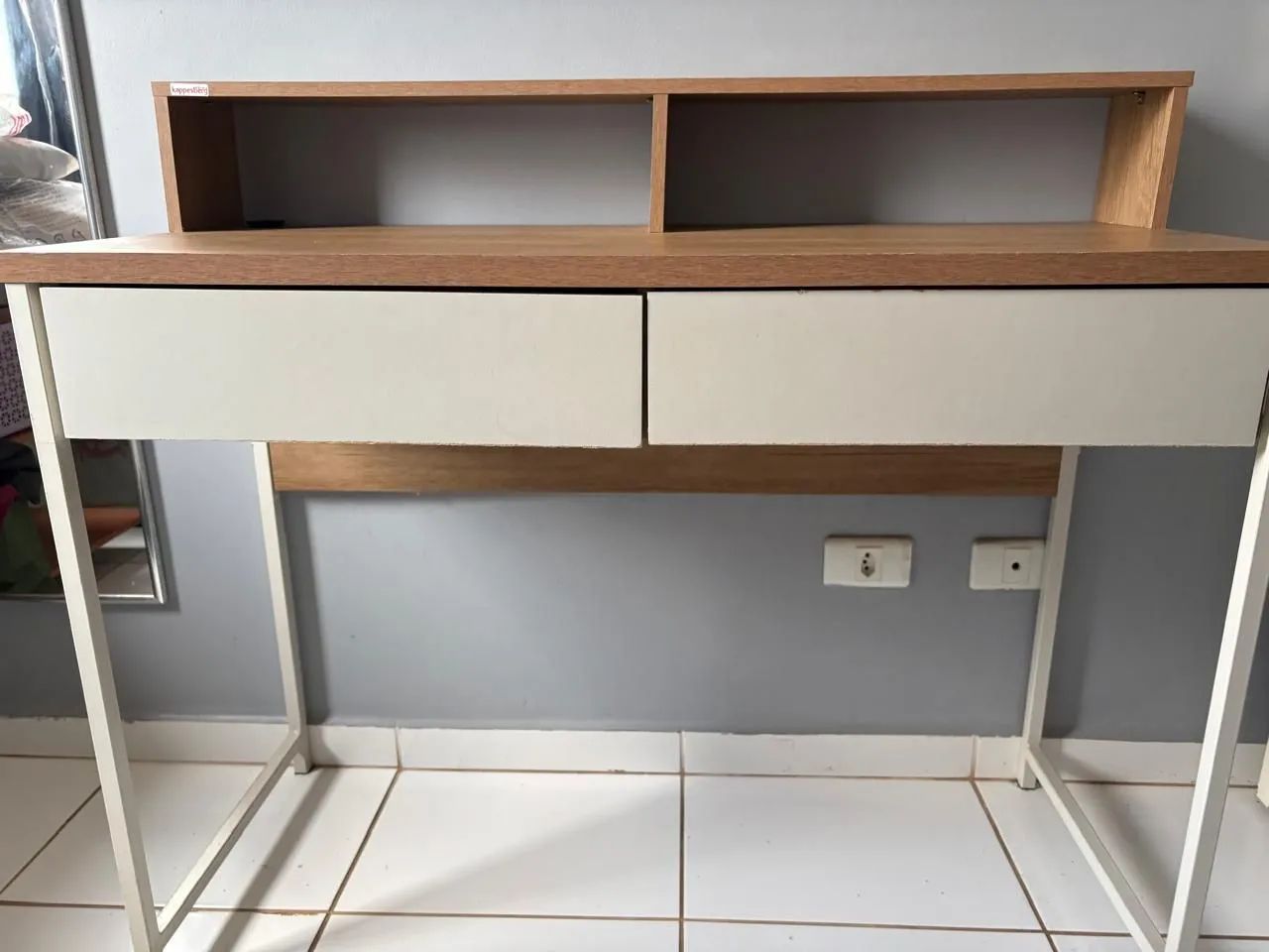 Mesa escrivaninha 120x60, em Mdf, base de metal, com gavetas.