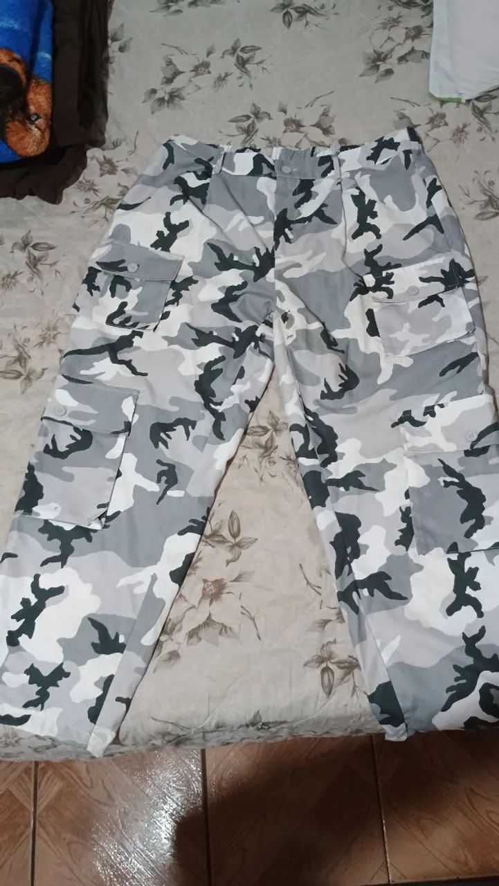 Calça baggy camuflada 