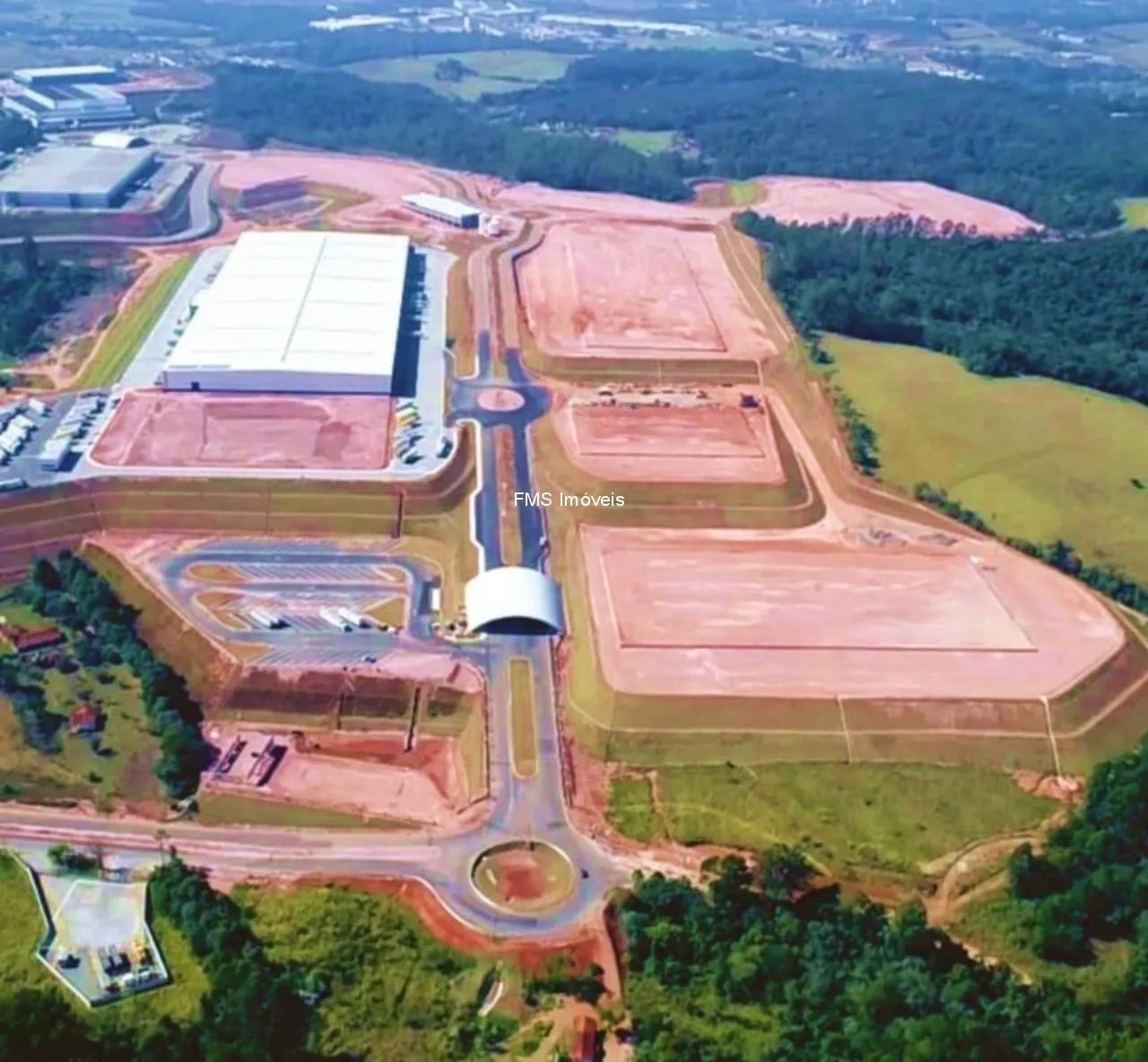 Galpão Industrial de Alto Padrão com 10 Salas e 30 Banheiros na Ponte Alta, Jarinu-SP: Loc