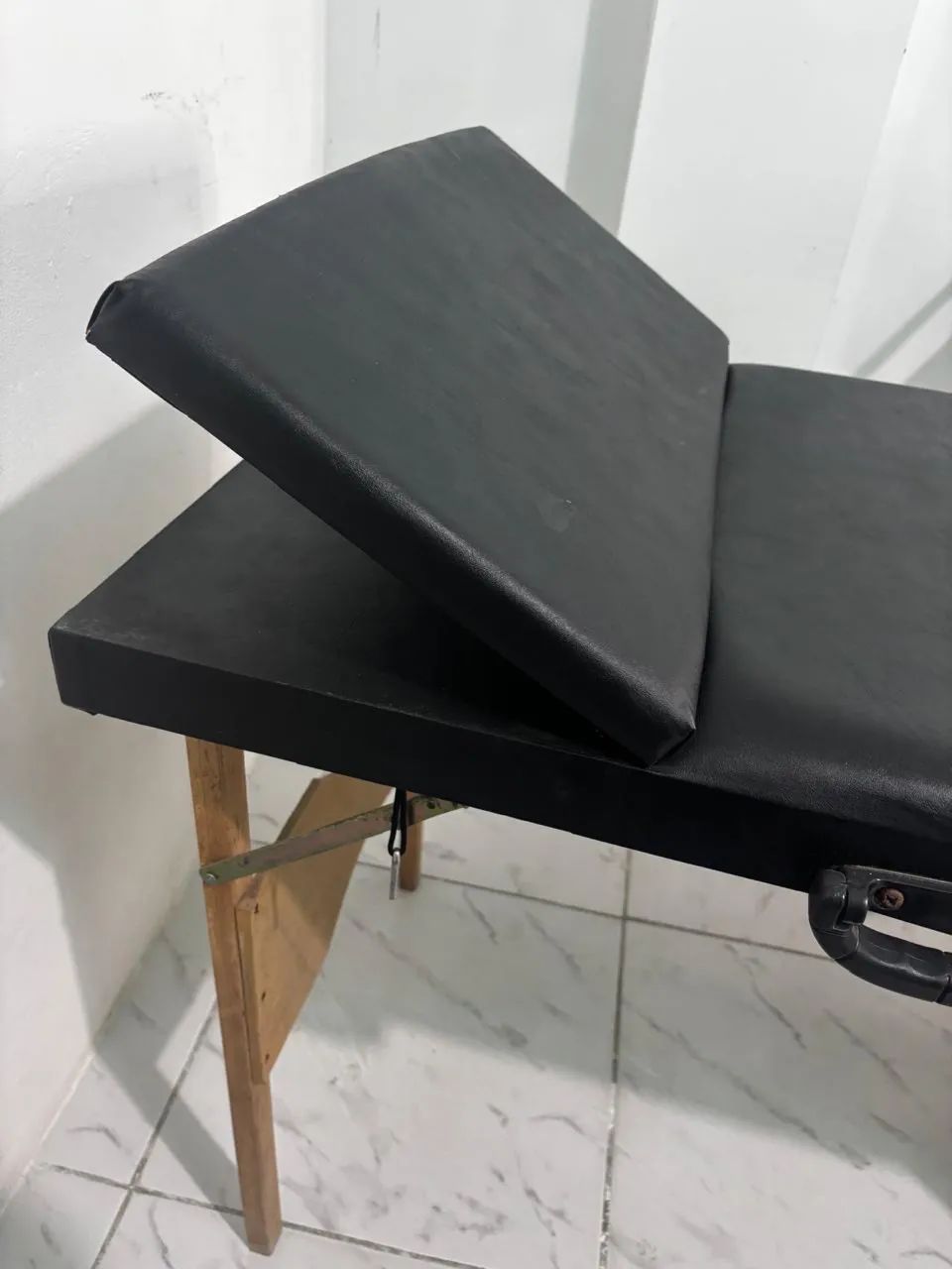 maca dobrável preta, com levantamento no pescoço. - Foto 3