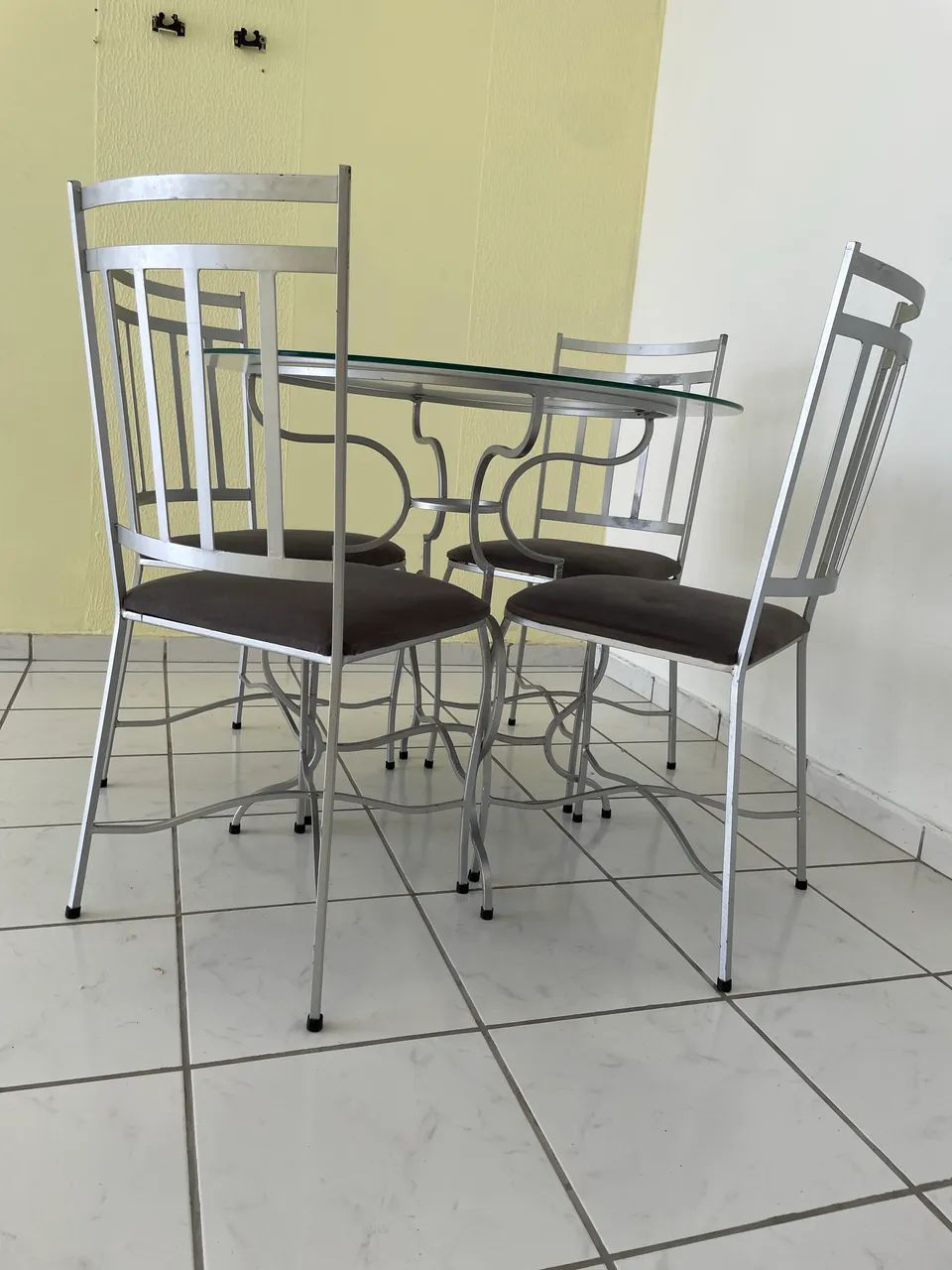 Mesa com quatro cadeiras de ferro - Foto 2